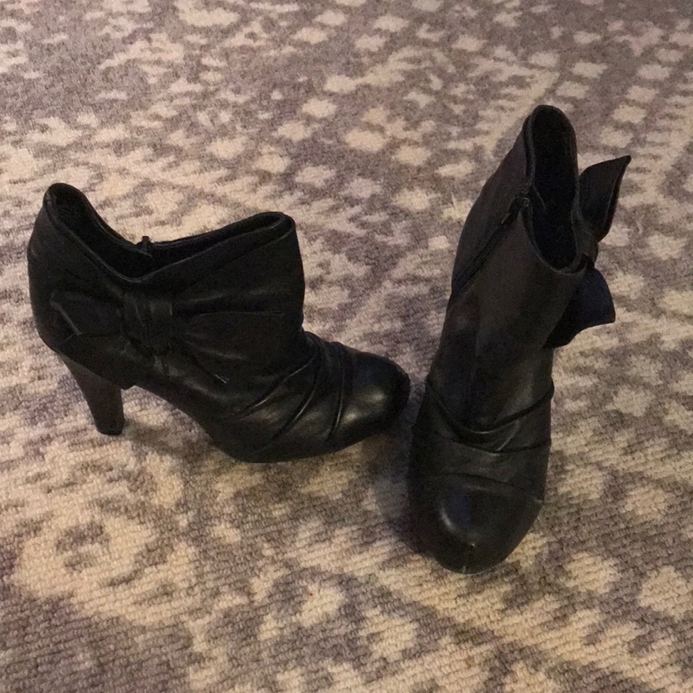 Gianna Bini black leather heeled booties